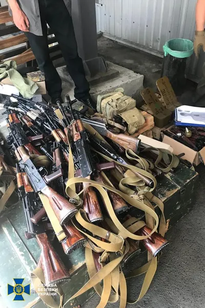 У Києві добробат незаконно створив арсенал: вилучили 60 автоматів (фото)