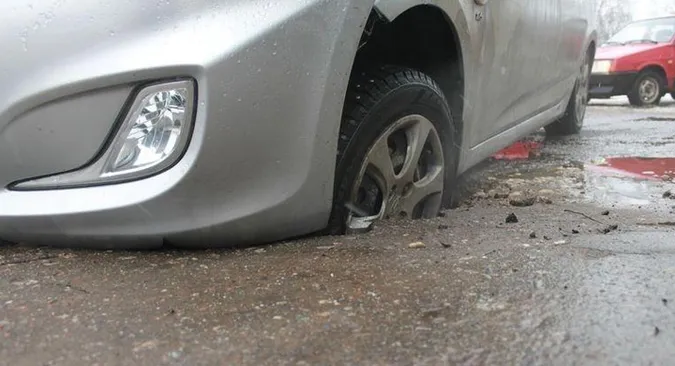 Ями на дорозі «травмували» автомобіль: як діяти волинянам 