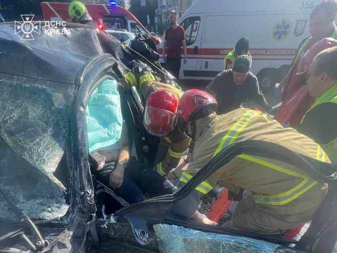 Жахлива ДТП у Києві: авто на швидкості влетіло у підземний перехід (відео) (оновлено)