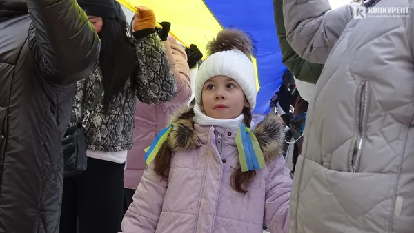 День Соборності у Луцьку: люди утворили ланцюг єдності (фото)