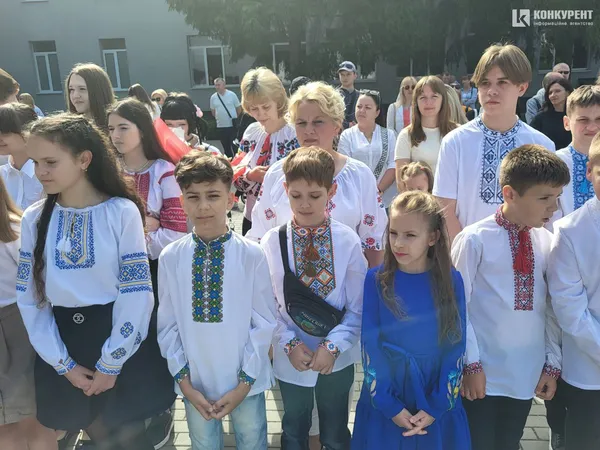 «Бо ми – люди-титани»: як у Луцькому ліцеї №10 танцювали випускний вальс (фото, відео)
