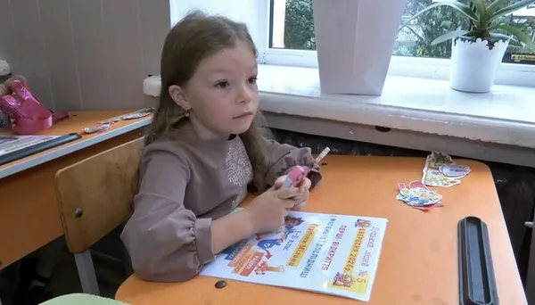 «Я її майже не бачу»: військовий у Луцьку повів доньку до першого класу (фото, відео)