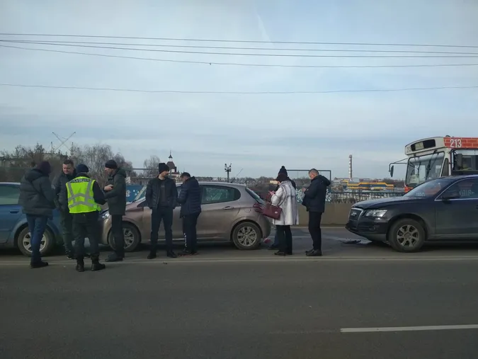 У Луцьку біля «Там-Таму» зіткнулися чотири автівки: утворився затор (фото)