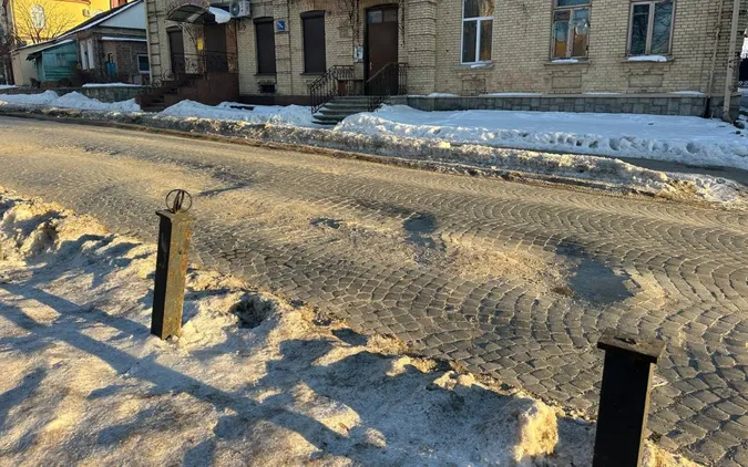 У центрі Луцька знову провалюється дорога (фото)