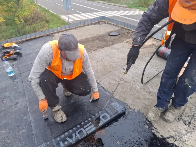 Сміття прибирають, павільйони ремонтують: на Волині впорядковують автобусні зупинки (фото)