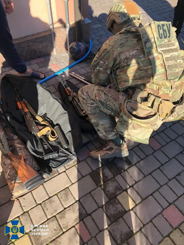 Обшуки на постах «Луцьк», «Рівне», «Дубно», «Сарни»: митників викрили на схемі з розмитнення авто (фото, відео)