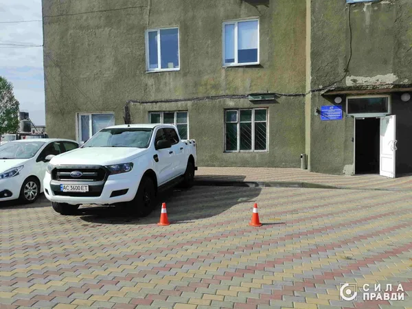 Робочий Ford Ranger Володимира Марценюка біля Луцькспецкомунтрансу