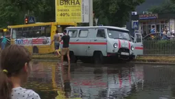 У Луцьку біля "Салюта" у "водяному полоні" опинилася швидка (фото)