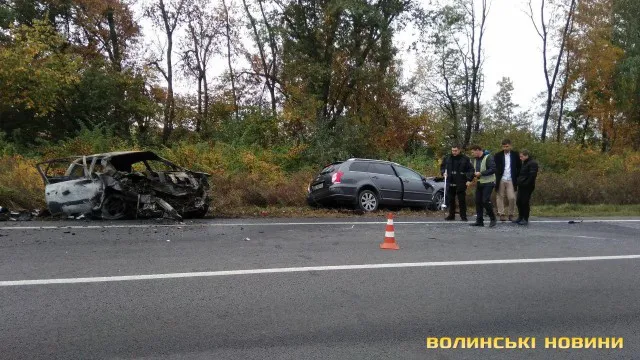 На Волині через удар вщент згоріло авто: чотири людини – в лікарні (фото)