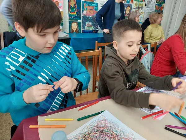 «А в кінці ми обіймаємося»: як у Луцьку працює арттерапія для біженців (фото)