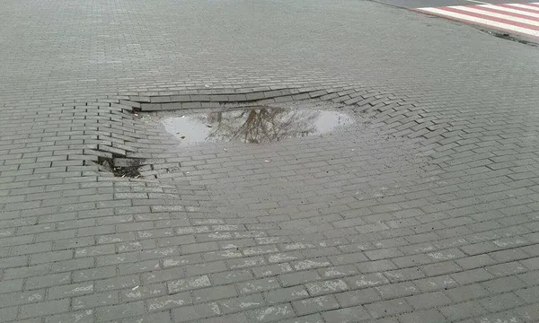 У Луцьку біля «Авангарду» відновлюють бруківку (фото)