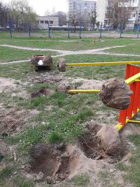 Скандал у Луцьку: на Молоді знесли дитмайданчик, який встановили восени (фото, відео)