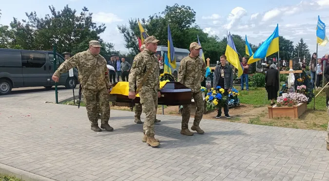 На Волині провели в останню дорогу молодого воїна Артема Мулявку (фото)