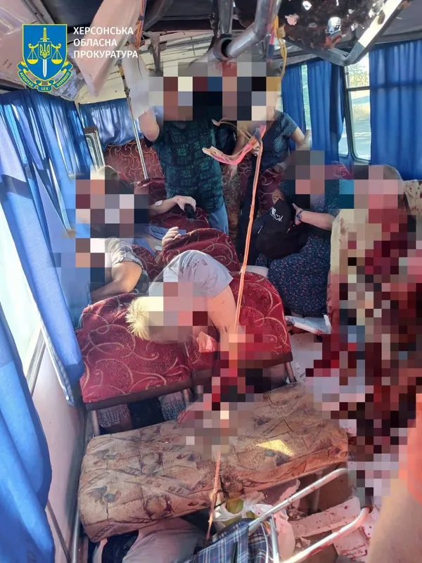 Росіяни дроном вгатили по маршрутці у Херсоні: є загиблі та десятки поранених (фото)