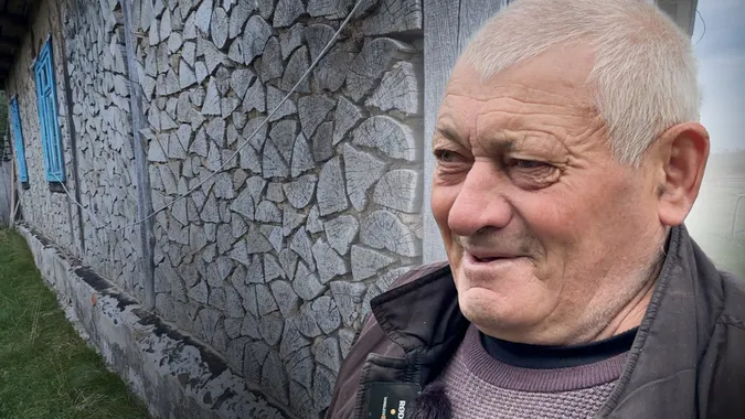 Будинок із дров та глини: волинянин сам звів екооселю, де живе уже три десятиліття (фото)