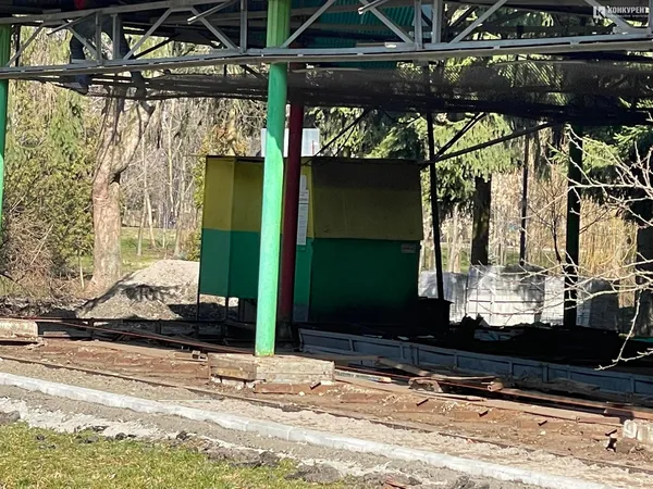 У луцькому парку розбирають атракціони: що відбувається (фото, відео)