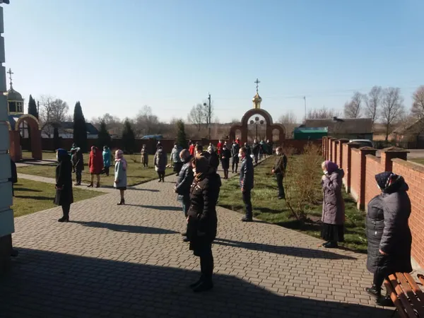 Дотримуйся дистанції: як у волинському храмі проводять службу (фото, відео)