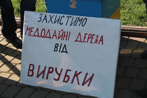 Волинські пасічники вийшли під стіни ОДА (фото)
