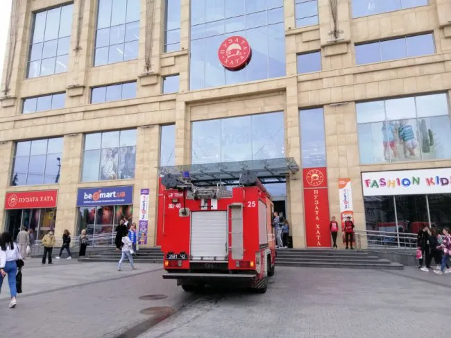 Надійшло повідомлення про пожежу у луцькому ЦУМі (фото)