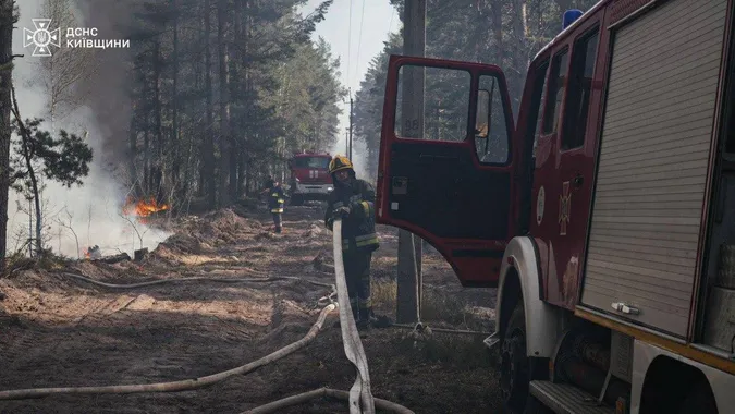 У Чорнобильській зоні вирує масштабна лісова пожежа на 1100 гектарах (фото)