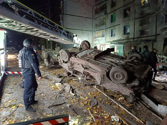 Росіяни вдарили по багатоповерхівці у Харкові – є жертви (фото)