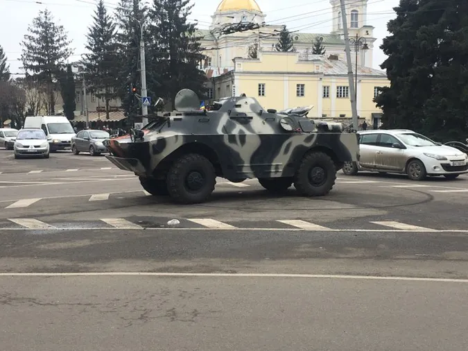 Посеред Луцька припаркувався броньовик (фото)