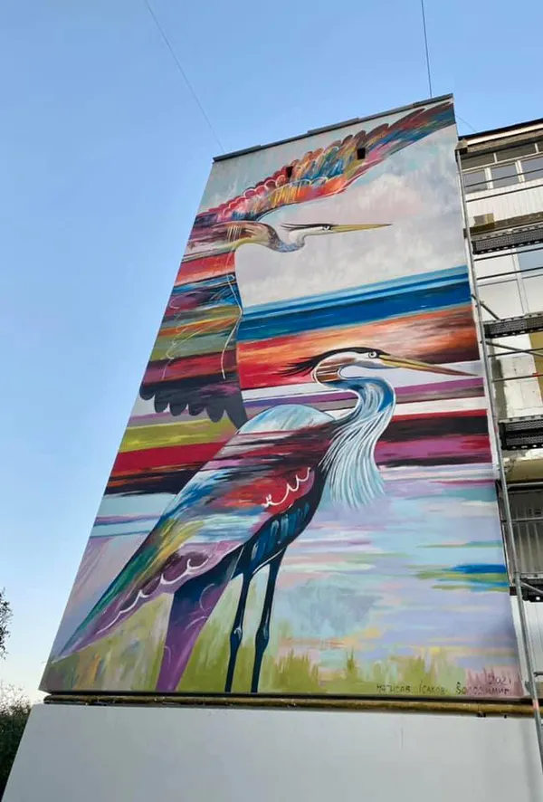 На луцькому будинку з'явився ще один стінопис (фото, відео)