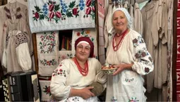 «Моя хата наспівана»: волинянка понад 20 років збирає старовинні вишиванки та народні скарби (фото)