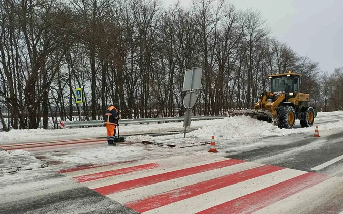 На Волині чистять і латають важливі дороги (фото)