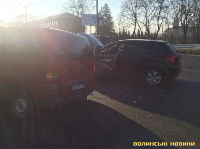 Потрійна аварія у Луцьку: потовклися два «Мерседеси» і Kia (фото, оновлено)