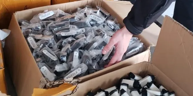 В «Ягодині» у вантажівці знайшли 7 тисяч «знарядь поширення нікотинової залежності» (фото)