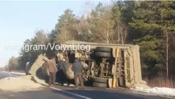 На автодорозі Луцьк – Дольськ перекинувся завантажений КамАЗ (відео)