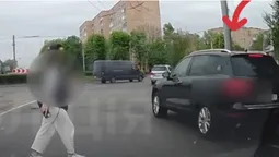 Миттєва карма: у Луцьку водій не пропустив пішохода перед очима патрульних (відео)