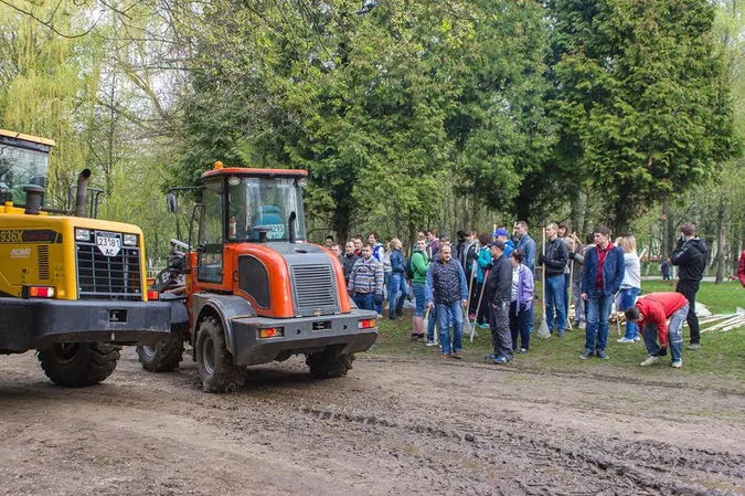 Луцькі бізнесмени в компанії мера прибрали парк 900-річчя