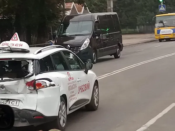 У Луцьку на Львівській вантажівка в'їхала в учбове авто (фото)