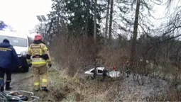 На Волині легкове авто злетіло у кювет: викликали рятувальників (фото)