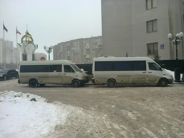 На таких бусах привезли працівників прокуратури і бійців КОРД