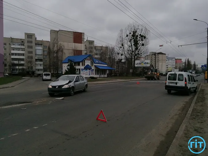 Небезпечний маневр: на Конякіна в Луцьку Renault в'їхав у Dacia (фото)