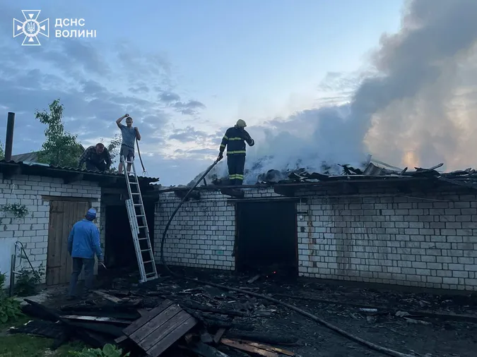 На Волині дві години гасили палаючу споруду (фото)