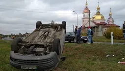 Аварія під Луцьком: авто злетіло у кювет і перекинулося на дах (фото)