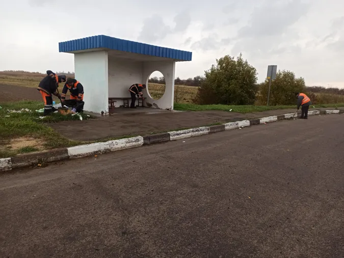 Латають ями і малюють розмітку: на Волині ремонтують дороги (фото)