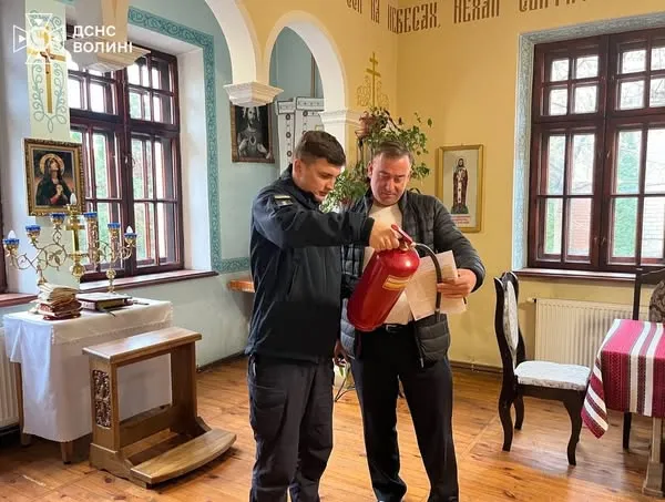 На Волині рятувальники вчили священників користуватися вогнегасниками (фото)