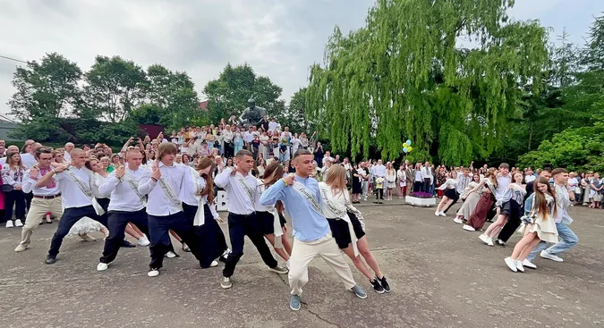 У Володимирських закладах освіти пролунав останній дзвоник (фото)