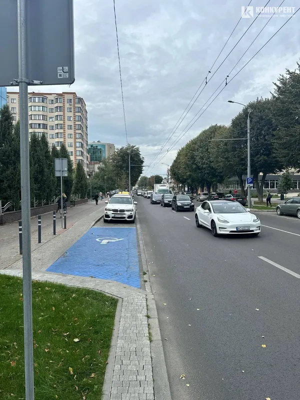 Розтрощило передок: на проспекті Волі серйозна аварія з двома авто (фото)