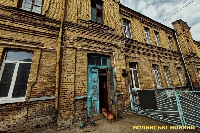 Закутки Луцька: там, де досі палять грубки дровами (фото)