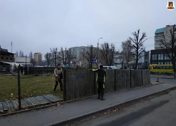 У Луцьку знесли стару огорожу біля «Гостинця» (фото)
