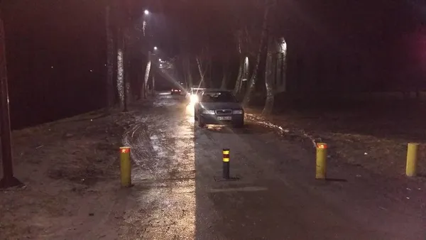 Луцьким парком блукав автомобіль і не міг знайти виїзд (фото) 