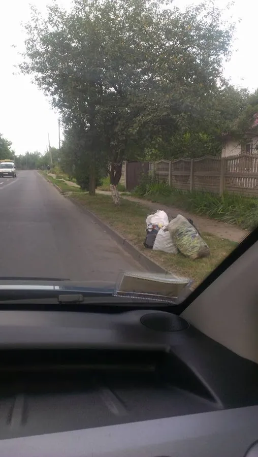 Лучани не хочуть встановлювати контейнери і викидають сміття на вулиці 
