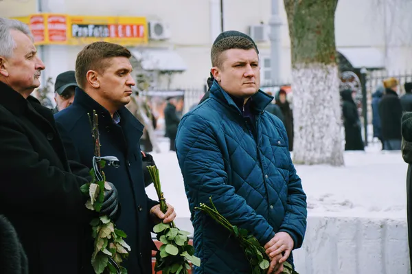 Екс-депутат Луцькради Роман Бондарук (в центрі)