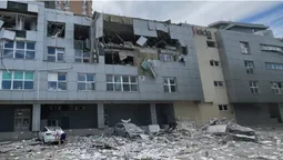 Повторний обстріл Києва: уламки впали на медцентр, є загиблі і поранені (фото)